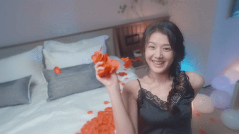完蛋，我被美女包围了 Love Is All Around me插图3